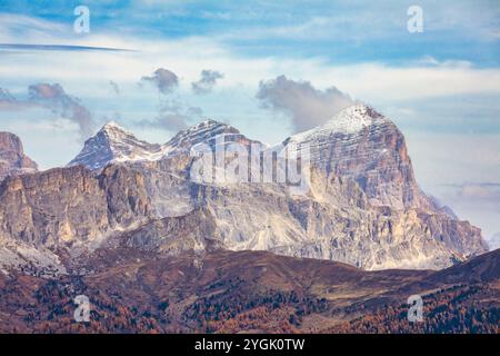 Im Vordergrund links das Setsas, hinter dem Lagazuoi und im Hintergrund der Tofane nacheinander, mit dem Tofana di Rozes ganz rechts Stockfoto