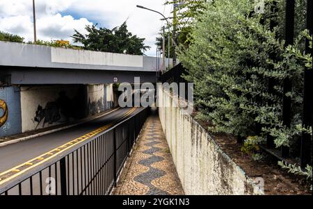 Marilia, Sao Paulo, Brasilien, 08. März 2024. Straße, die unter einem Viadukt verläuft, mit einer Höhenbegrenzung von 3,85 Metern, in der zentralen Region von Marilia Stockfoto