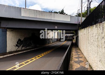 Marilia, Sao Paulo, Brasilien, 08. März 2024. Straße, die unter einem Viadukt verläuft, mit einer Höhenbegrenzung von 3,85 Metern, in der zentralen Region von Marilia Stockfoto