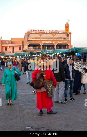 Marrakesch, Djemaa el Fna, Jongleerplatz, Abend, Medina, souk, Markt, Stadt, Maghreb, Marokko Stockfoto