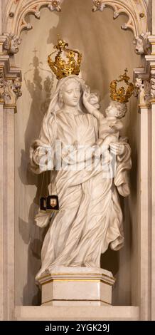 PAVIA, ITALIEN - 8. SEPTEMBER 2024: Die Marmorstatue der Madonna von Scapular in der Kirche Chiesa di Santa Maria del Carmine von Sassi Stockfoto