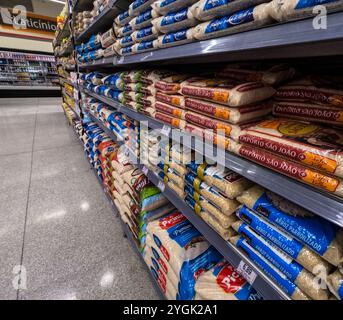 Marilia, Sao Paulo, Brasilien, 12. April 2024. Regale mit verschiedenen Reismarken in einem Supermarkt in der Stadt Marilia Stockfoto