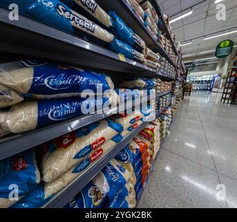Marilia, Sao Paulo, Brasilien, 12. April 2024. Regale mit verschiedenen Reismarken in einem Supermarkt in der Stadt Marilia Stockfoto