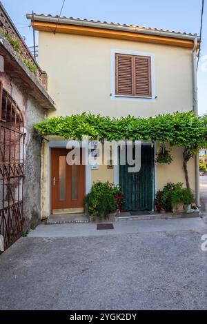 Alte historische, traumhafte Straßen. Wunderschöne Häuser und Geschäfte in romantischen Touristenattraktionen. Wunderschön angelegte Straßen und kleine Plätze in Brsec, ISTR Stockfoto