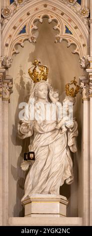 PAVIA, ITALIEN - 8. SEPTEMBER 2024: Die Marmorstatue der Madonna von Scapular in der Kirche Chiesa di Santa Maria del Carmine von Sassi Stockfoto