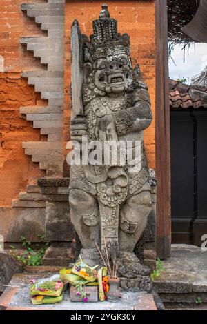Tropischer Garten oder Park auf einer Insel. Große Statuen des hinduistischen Glaubens und zur Dekoration eines Innenraums. Bali, Indonesien Stockfoto