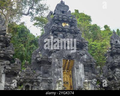 Tempelkomplex des hinduistischen Glaubens. Lavastein Tempel vor einer heiligen Fledermaushöhle des Goa Lawah Tempels, Bali, Indonesien Stockfoto