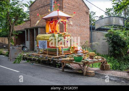 Traditioneller farbenfroher Schrein des hinduistischen Glaubens. Es wird für die Einäscherung in einer Beerdigungszeremonie verwendet. Bali, Indonesien Stockfoto