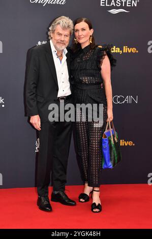 Reinhold Messner mit Ehefrau Diane Messner bei der 76. Bambi-Verleihung 2024 in den Bavaria Filmstudios. München, 07.11.2024 *** Reinhold Messner mit Frau Diane Messner bei den Bambi Awards 76 2024 in den Bavaria Film Studios in München, 07 11 2024 Foto:XS.xSpöttelx/xFuturexImagex bambi2024 8655 Stockfoto