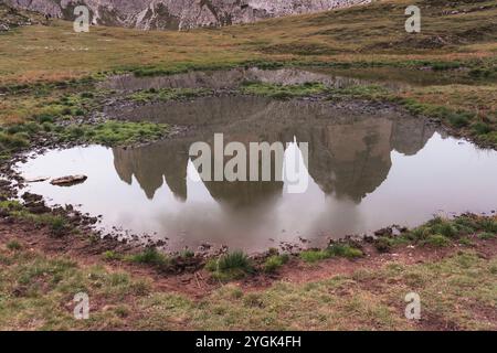 Die berühmten drei Zinnen in den Sexten Dolomiten in Südtirol spiegeln sich im Wasser eines Sees. Stockfoto