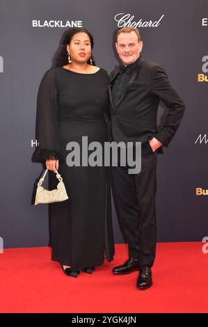 Devid Striesow mit Ehefrau Ines Ganzberger-Striesow bei der 76. Bambi-Verleihung 2024 in den Bavaria Filmstudios. München, 07.11.2024 *** Devid Striesow mit Ehefrau Ines Ganzberger Striesow bei den Bambi Awards 76 2024 in den Bavaria Film Studios München, 07 11 2024 Foto:XS.xSpöttelx/xFuturexImagex bambi2024 9209 Stockfoto