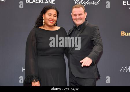 Devid Striesow mit Ehefrau Ines Ganzberger-Striesow bei der 76. Bambi-Verleihung 2024 in den Bavaria Filmstudios. München, 07.11.2024 *** Devid Striesow mit Ehefrau Ines Ganzberger Striesow bei den Bambi Awards 76 2024 in den Bavaria Film Studios München, 07 11 2024 Foto:XS.xSpöttelx/xFuturexImagex bambi2024 9218 Stockfoto