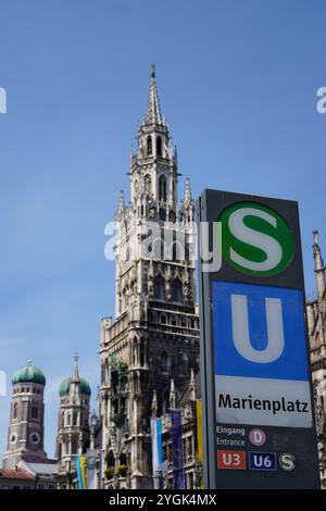 Deutschland, Bayern, München, Marienplatz, Frauentürme, Rathausturm, S-Bahn- und U-Bahn-Zugang, Schild Stockfoto