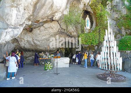 Die Grotte von Massabielle im Heiligen Bezirk in der Marienwallfahrtsstadt Lourdes, Pyrenäen, Frankreich, Europa Stockfoto