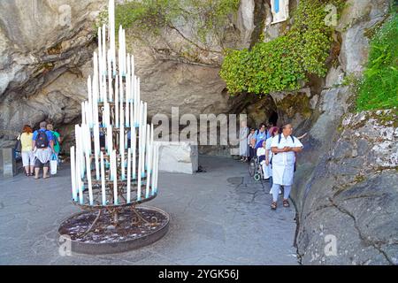 Die Grotte von Massabielle im Heiligen Bezirk in der Marienwallfahrtsstadt Lourdes, Pyrenäen, Frankreich, Europa Stockfoto