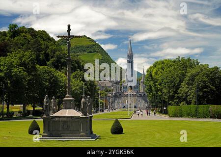 Heiliger Bezirk Lourdes mit dem Rosenkranzplatz und der Basilika in der Marienwallfahrtsstadt Lourdes, Pyrenäen, Frankreich, Europa Stockfoto