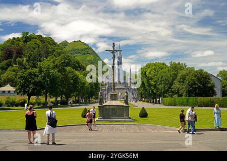 Heiliger Bezirk Lourdes mit dem Rosenkranzplatz und der Basilika in der Marienwallfahrtsstadt Lourdes, Pyrenäen, Frankreich, Europa Stockfoto