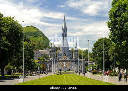 Heiliger Bezirk Lourdes mit dem Rosenkranzplatz und der Basilika in der Marienwallfahrtsstadt Lourdes, Pyrenäen, Frankreich, Europa Stockfoto