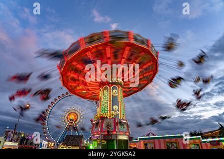 Kettenkarussell auf dem Oktoberfest 2024 in der Abenddämmerung, München, Bayern, Deutschland Stockfoto