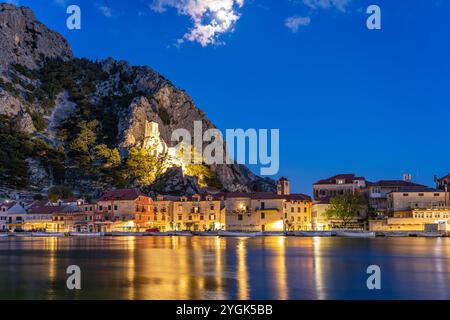 Die Altstadt von Omis am Fluss Cetina mit den Ruinen der Festung Mirabella oder Peovica in der Abenddämmerung, Kroatien, Europa Stockfoto