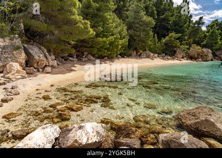 Der Strand Velika Plaza in Omis, Kroatien, Europa Stockfoto