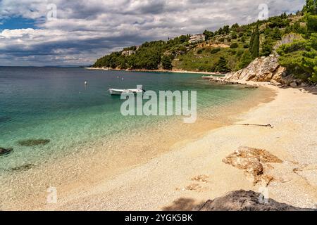 Der Strand Velika Plaza in Omis, Kroatien, Europa Stockfoto