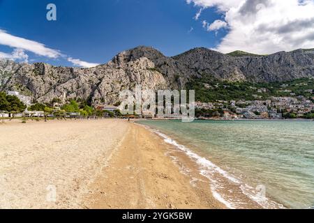 Der Strand Velika Plaza in Omis, Kroatien, Europa Stockfoto