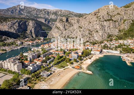 Velika Plaza Beach und Omis aus der Luft gesehen, Kroatien, Europa Stockfoto