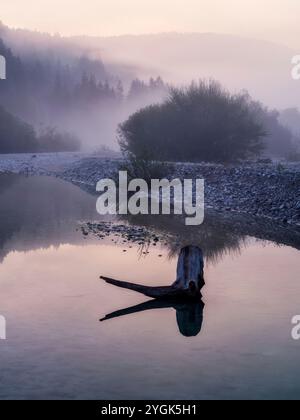 Spätsommermorgen auf der Isar zwischen Wallgau und Sylvensteinsee Stockfoto