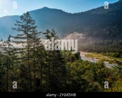 Spätsommermorgen auf der Isar zwischen Wallgau und Sylvensteinsee Stockfoto