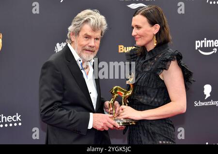 Reinhold Messner mit Ehefrau Diane Messner bei der 76. Bambi-Verleihung 2024 in den Bavaria Filmstudios. München, 07.11.2024 *** Reinhold Messner mit Frau Diane Messner bei den Bambi Awards 76 2024 in den Bavaria Film Studios in München, 07 11 2024 Foto:XS.xSpöttelx/xFuturexImagex bambi2024 0697 Stockfoto