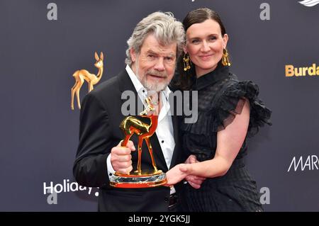 Reinhold Messner mit Ehefrau Diane Messner bei der 76. Bambi-Verleihung 2024 in den Bavaria Filmstudios. München, 07.11.2024 *** Reinhold Messner mit Frau Diane Messner bei den Bambi Awards 76 2024 in den Bavaria Film Studios in München, 07 11 2024 Foto:XS.xSpöttelx/xFuturexImagex bambi2024 0704 Stockfoto