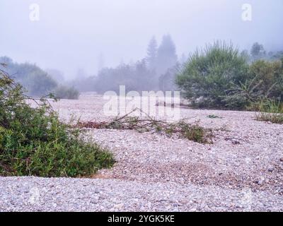 Spätsommermorgen auf der Isar zwischen Wallgau und Sylvensteinsee Stockfoto