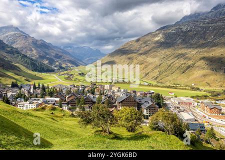 Blick vom Bergpass auf das Dorf Andermatt im Kanton URI in der Schweiz Stockfoto