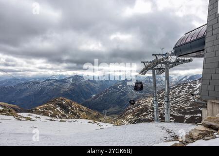 Die schneebedeckte Seilbahnstation Schneehüenerstock am Oberalp in der Schweiz Stockfoto