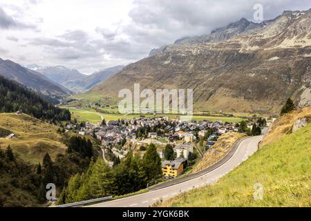 Blick vom Bergpass auf das Dorf Andermatt im Kanton URI in der Schweiz Stockfoto