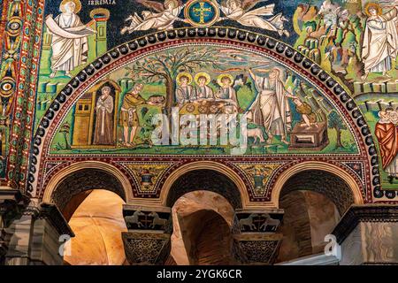 Ravenna – IT – 16. Okt. 2024 Eine Nahaufnahme eines Mosaiks in San Vitale, Ravenna, mit lebendigen biblischen Szenen, komplizierten Mustern und Figuren mit ha Stockfoto