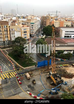 Malaga, Andalusien, Spanien - 29. Oktober 2024: GroundWorks in Aktion für die neue Verlängerung der Metro von Malaga von El Corte Inglés bis zum hospit Stockfoto