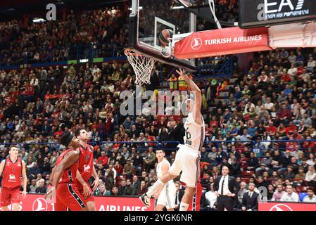 Mailand, Italien. November 2024. ALBERTO ABALDE in Aktion während des regulären Spiels der Turkish Airlines EuroLeague Runde 8 zwischen EA7 Emporio Armani Mailand und Real Madrid im Unipol Forum (Foto: © Ervin Shulku/ZUMA Press Wire) NUR REDAKTIONELLE VERWENDUNG! Nicht für kommerzielle ZWECKE! Stockfoto