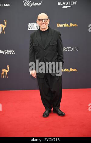 München, Deutschland. November 2024. Sven Väth kommt zu den Bambi Awards 2024 am Standort Bavaria-Film. Der Bambi Media Award ehrt erfolgreiche und beliebte Prominente. Quelle: Felix Hörhager/dpa/Alamy Live News Stockfoto