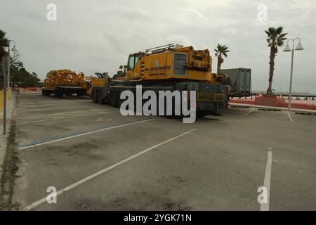 Nur Für Redaktionelle Verwendung, 7. November 2024. Gulfport, FL, USA. Geländeteile von Allegiance Crane & Equipment werden zur Auswahl verwendet Stockfoto