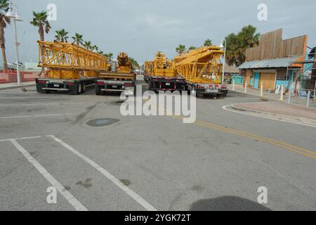 Nur Für Redaktionelle Verwendung, 7. November 2024. Gulfport, FL, USA. Geländeteile von Allegiance Crane & Equipment werden zur Auswahl verwendet Stockfoto