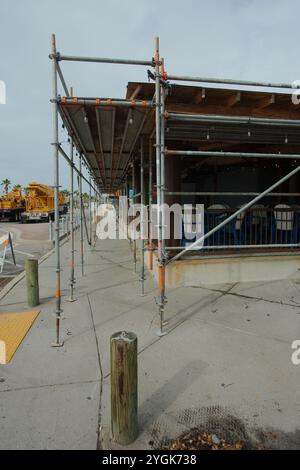 Nur Für Redaktionelle Verwendung, 7. November 2024. Gulfport, FL, USA. Auf dem Shore Blvd S Street sehen Sie das Gerüst an der Seite des Gebäudes und gelbe Kranstücke von allen Stockfoto