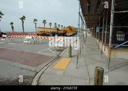 Nur Für Redaktionelle Verwendung, 7. November 2024. Gulfport, FL, USA. Auf dem Shore Blvd S Street sehen Sie das Gerüst an der Seite des Gebäudes und gelbe Kranstücke von allen Stockfoto