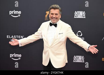 München, Deutschland. November 2024. Thomas anders ist bei den Bambi Awards 2024 am Standort Bavaria-Film vertreten. Der Bambi Media Award ehrt erfolgreiche und beliebte Prominente. Quelle: Felix Hörhager/dpa/Alamy Live News Stockfoto