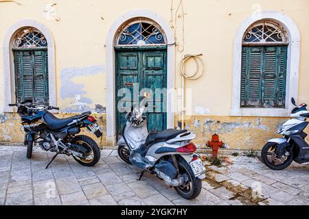 Korfu Griechenland, Altstadt Kerkyra Palaio Poli, Arseniou Straße, geparktes Motorroller Motorrad, Außeneingang, Wohnhaus, Doo Stockfoto