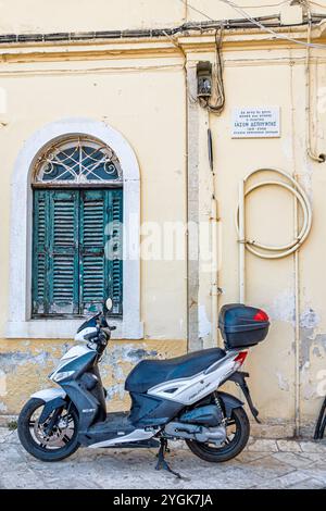 Korfu Griechenland, Altstadt Kerkyra Palaio Poli, Arseniou Straße, Gedenktafel, Iason Depuontis Dichter lebte hier, geparkter Motorroller, draußen Stockfoto