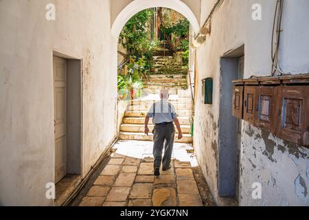 Korfu Griechenland, Altstadt Kerkyra Palaio Poli, in der Nähe der Arseniou Straße, männliche Seniorenmänner, Eingang Wohnhaus Innenhof, Resident Mailboxe Stockfoto