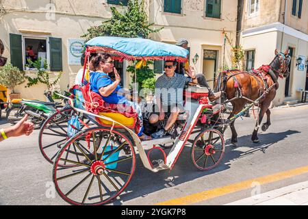 Korfu Griechenland, Altstadt Kerkyra Palaio Poli, Arseniou Straße, Mann Männer männlich, Frauen weiblich, Paar Familie, Pferdekutschenfahrt, griechisches Europa EU, Visi Stockfoto