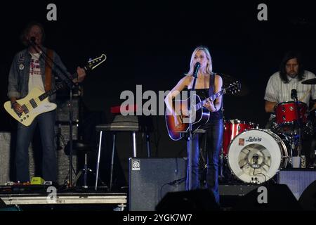 6. November 2024 in Arlington, Texas, USA: Die US-amerikanische Sängerin Sheryl Crow tritt im Rahmen der P!nk Summer Carnival Tour 2024 im Globe Life Field auf. Am 6. November 2024 in Arlington, Texas, USA. (Kreditbild: © Javier Vicencio/eyepix via ZUMA Press Wire) NUR REDAKTIONELLE VERWENDUNG! Nicht für kommerzielle ZWECKE! Stockfoto